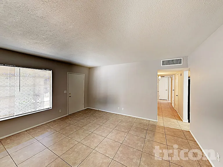 667 W Ivanhoe St — Photo 3