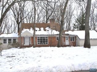 683 Navaho Trail Dr, Franklin Lakes, NJ 07417