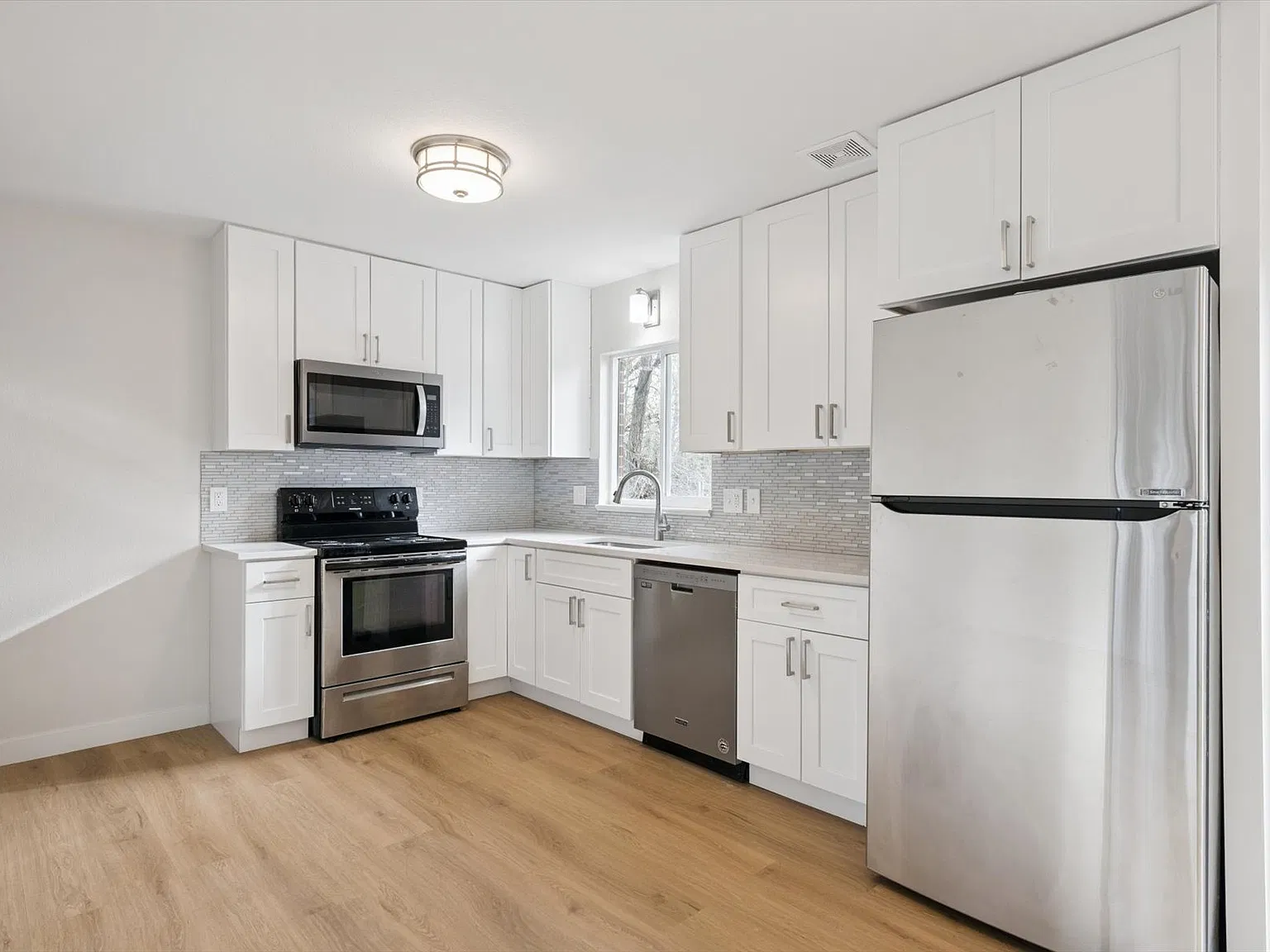4 bed, 2308 sqft, $2,900 — Photo 3