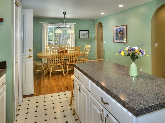 Kitchen island & eating nook