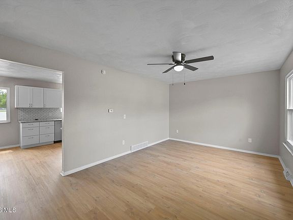 5th image of 277 Shoreham Ln