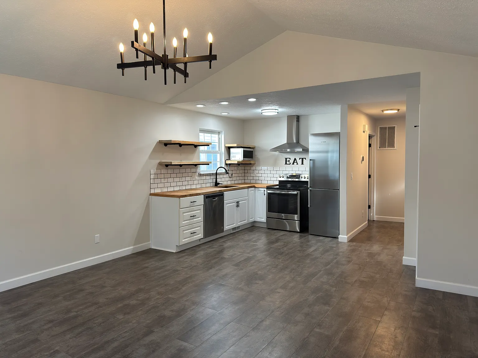 2 bed, 960 sqft, $1,600 — Photo 2
