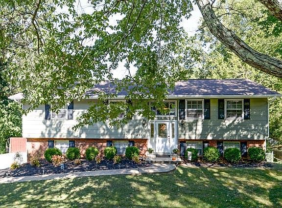 2nd image of 805 Ashwood Ln