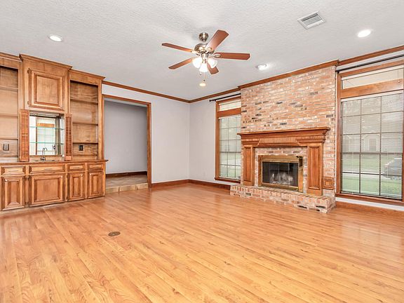 3rd image of 2118 Windmill Dr