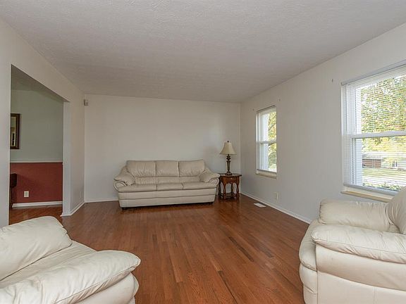 5th image of 7622 Whitehall Cir W