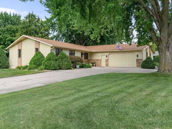 545 Crestview Ln NE, Owatonna, MN 55060