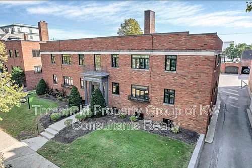 451 E Town St Photo 1