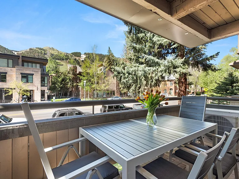 Dining table, Grill and Aspen Mountain Views