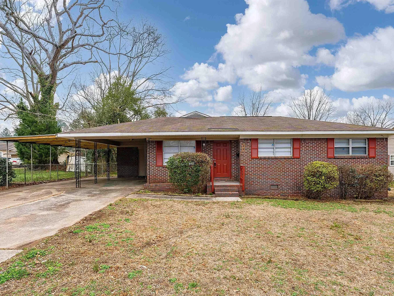 3 bed, 1.0 bath, 1450 sqft, $1,050 — Photo 1