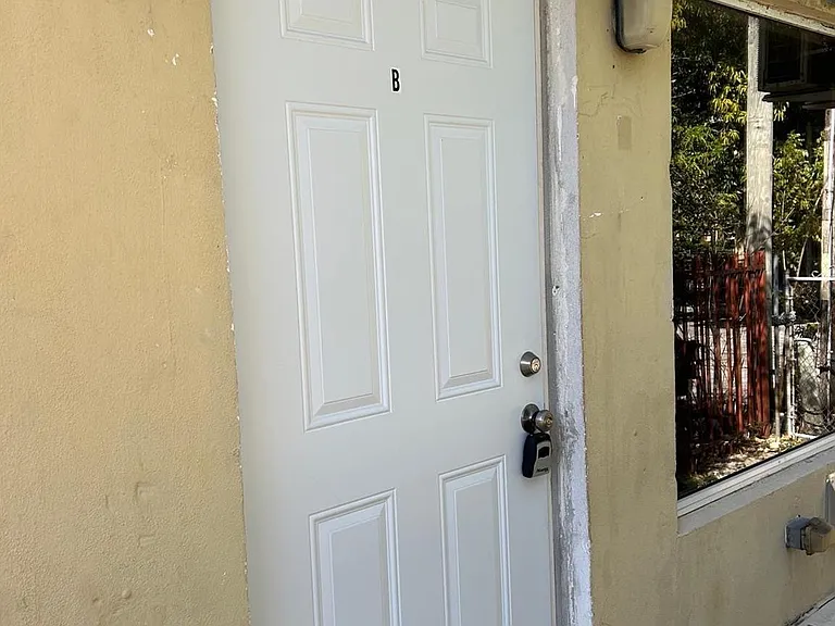 709 8th St #B — Photo 2