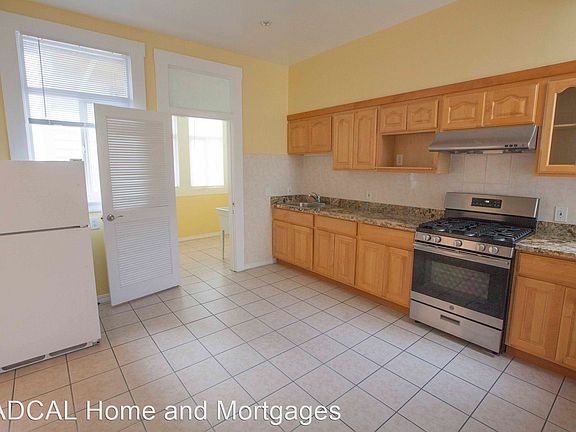 5th image of 1831 Hyde St