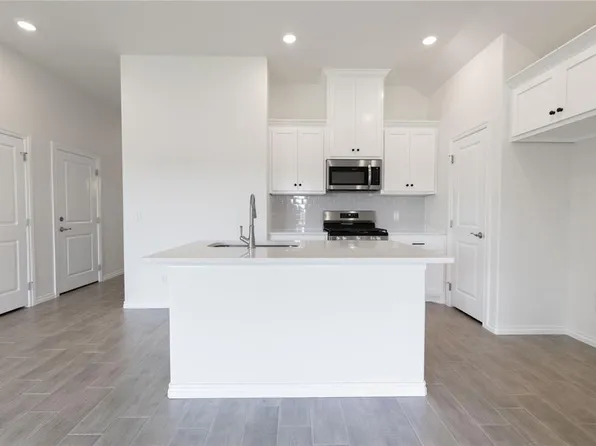 10340 SW 55th Ter, Mustang, OK 73064