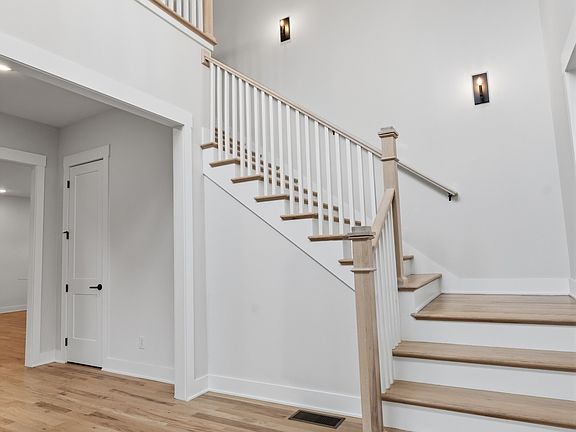 4th image of 725 Hart Ave