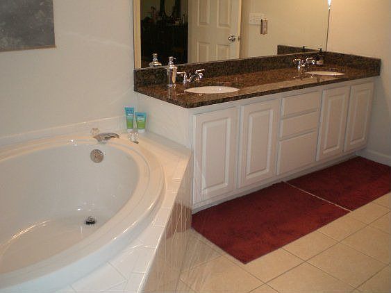 Master bath with dual sinks & grantie counters