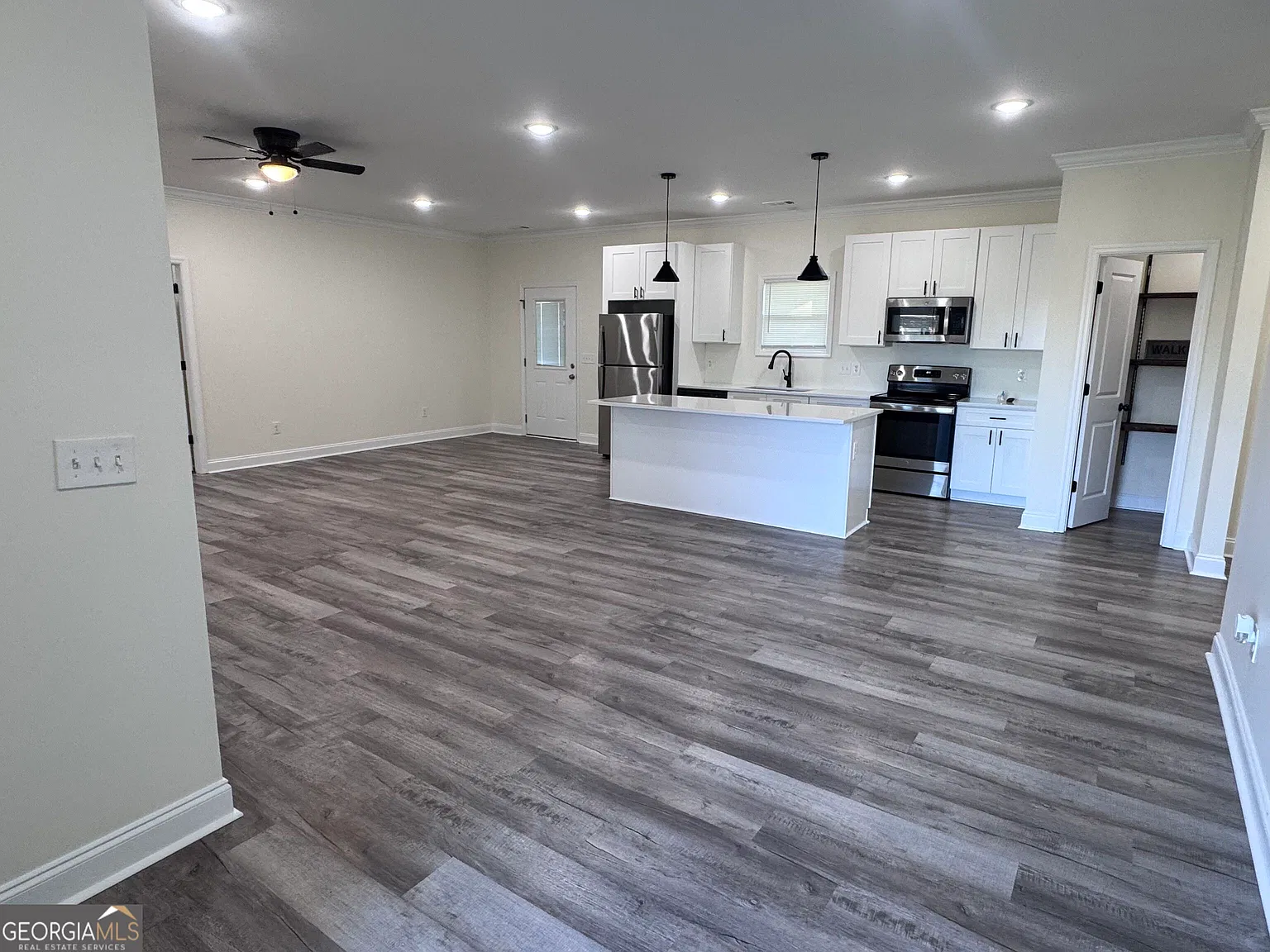 4 bed, 2.0 bath, 2012 sqft, $2,400 — Photo 3