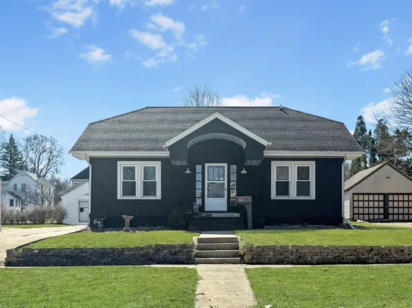 327 W Garfield St, Freeport, IL 61032