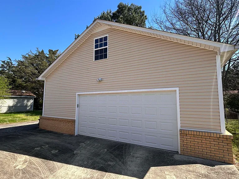 2106 Giles Dr NE — Photo 3