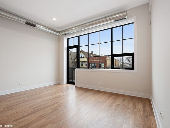 4th image of 4405 N Artesian Ave #213