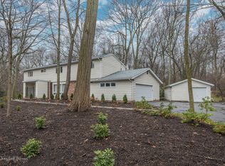 16 Springwood Path, Syosset, NY 11791