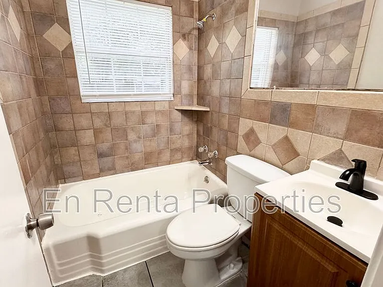601 W Beach St — Photo 12