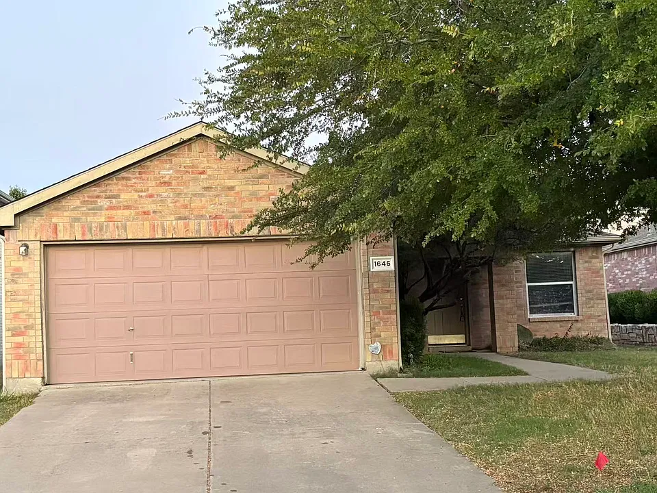1645 Crown Point Dr