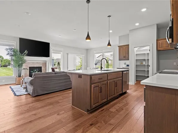 1532 SW Arbor Valley Dr, Lees Summit, MO 64082