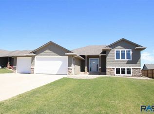 6219 S Badlands Ct, Sioux Falls, SD 57108
