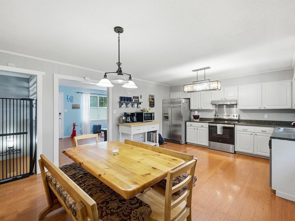 1st image of 215 Mapleton Dr NW