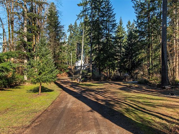 3rd image of 2404 Glenmore Rd