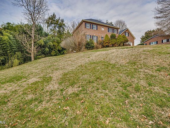 3rd image of 704 Ridgefields Rd