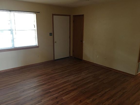 2nd image of 305 Linda Ln