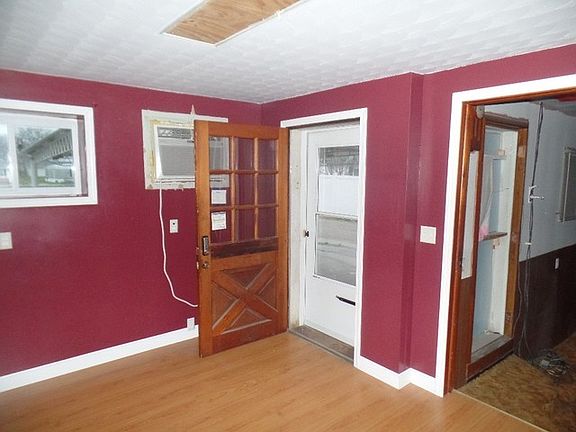4th image of 38 E 3rd Ave