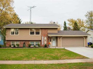 1230 Fieldcrest Dr, Rockford, IL 61108