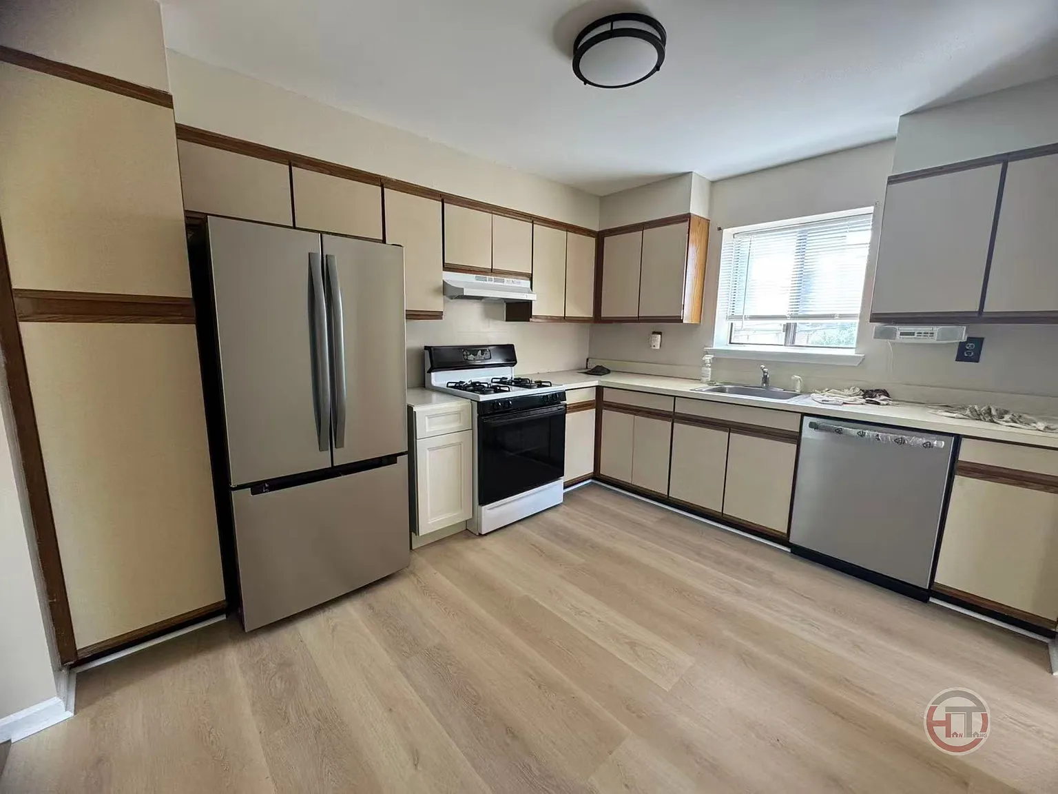3 bed, 1400 sqft, $3,300 — Photo 1
