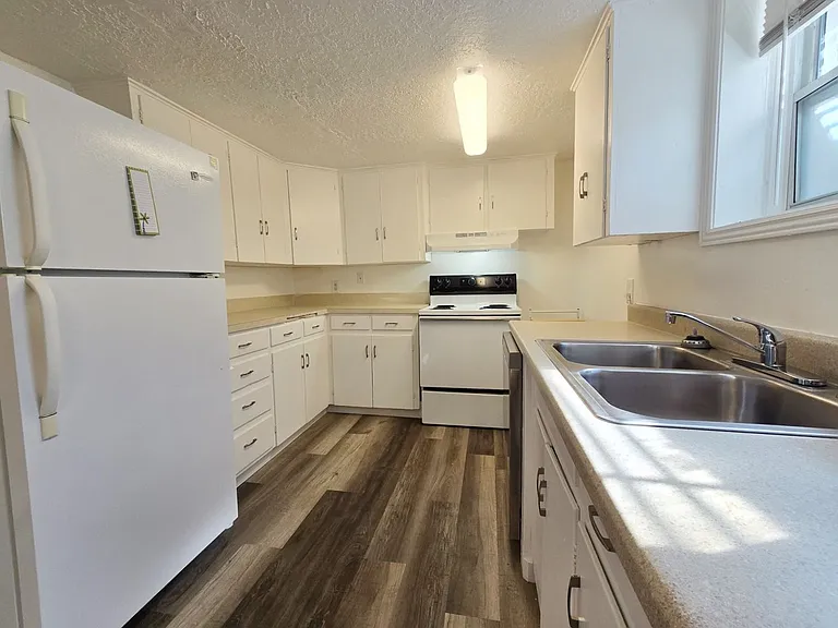 347 1/2 E Center St — Photo 8