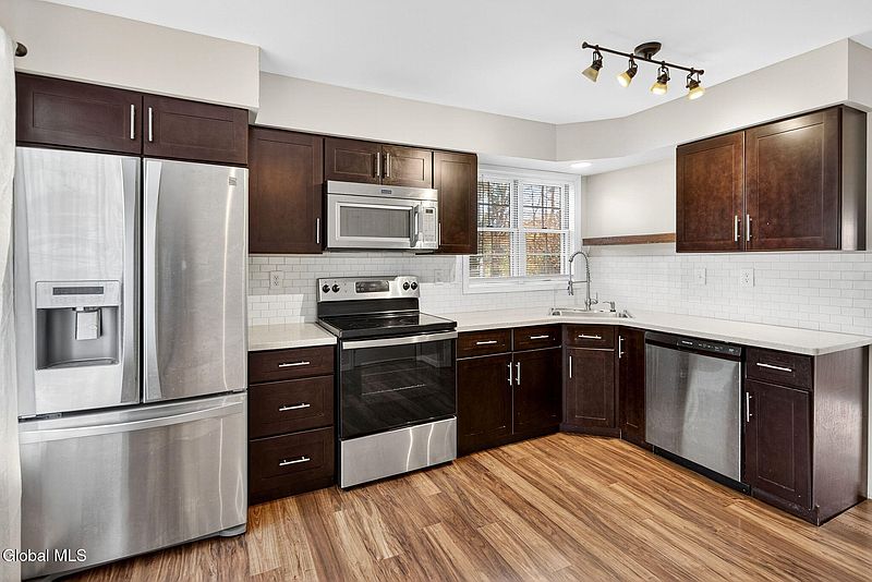 3rd image of 62 Woodside Drive