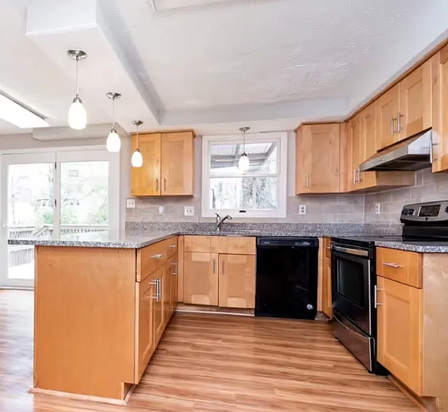5 bed, 3790 sqft, $650 — Photo 1
