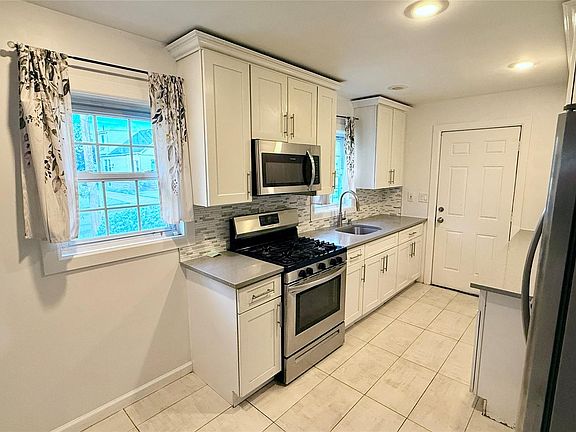 4th image of 212 Ethel St