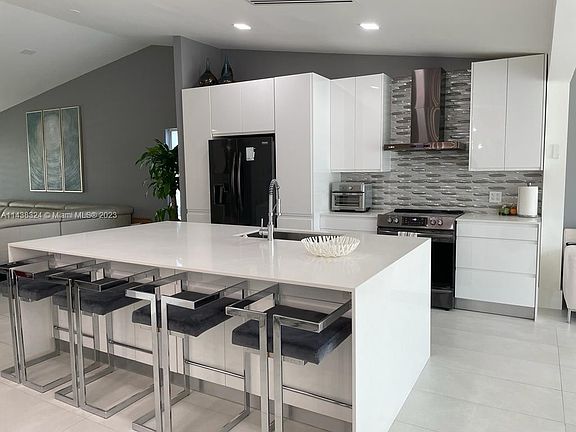 3rd image of 10213 NW 31st St