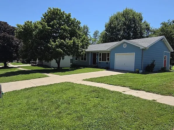 925 Reavis St, Falls City, NE 68355