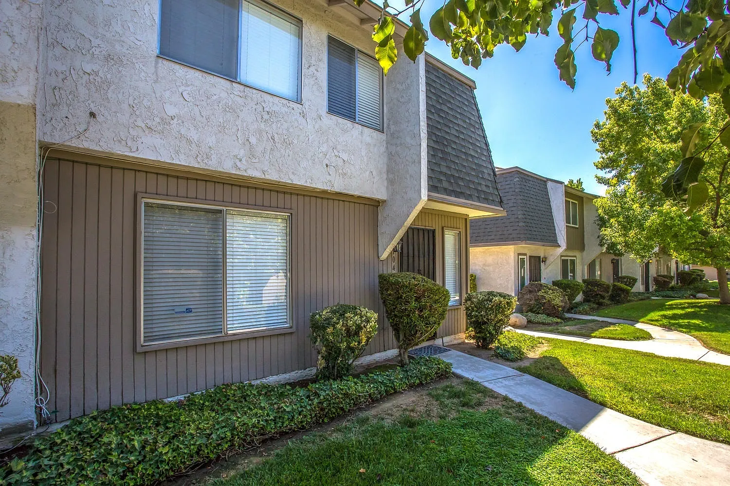 Charming 3-Bedroom Townhome in Riverside Space, Comfort & Convenience! — Photo 2