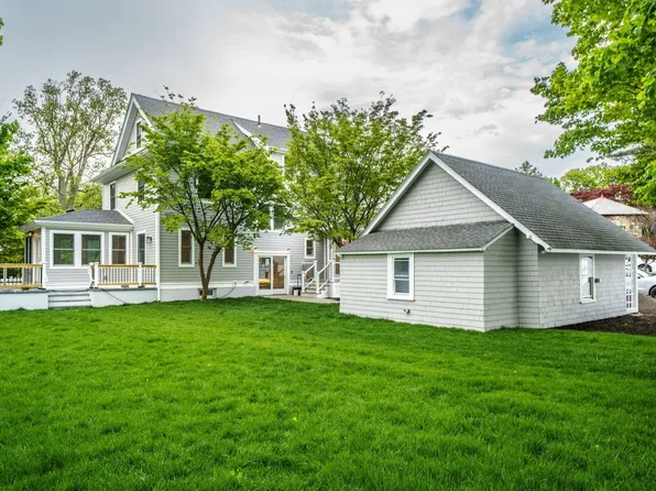 37 Oakland St, Wellesley Hills, MA 02481