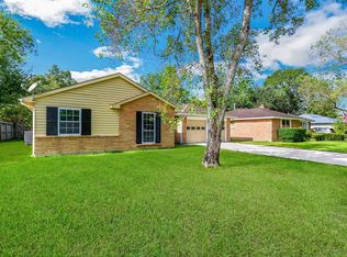 312 Stratmore Dr, Friendswood, TX 77546