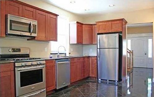 5th image of 426 Guyon Ave
