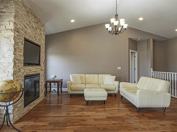 3rd image of 1905 Greenhill Dr