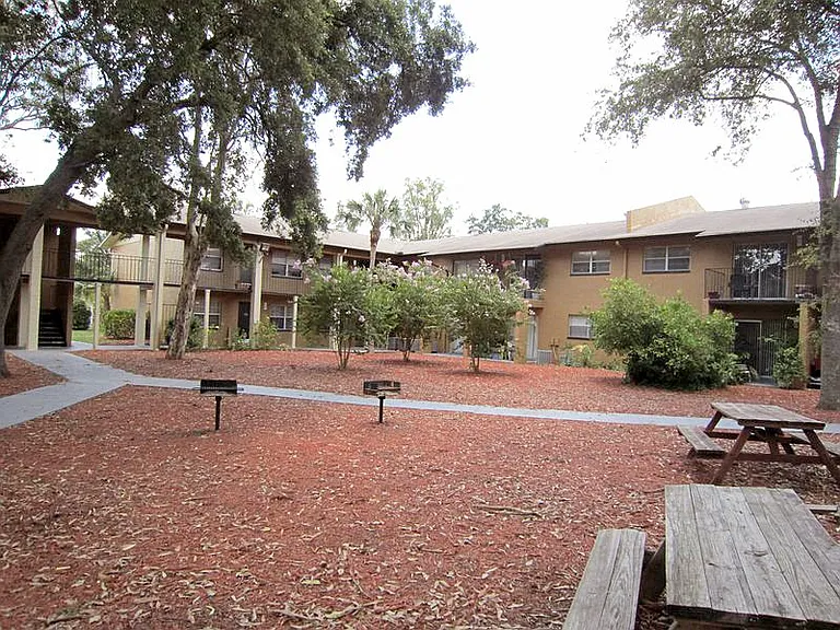Oak Manor Apartment Homes — Photo 21
