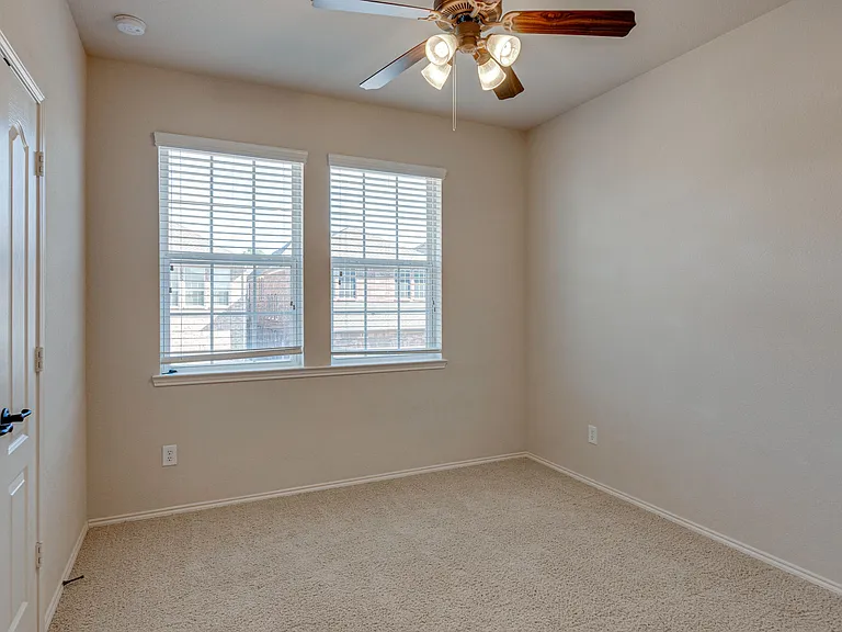 219 Knapford Sta — Photo 33