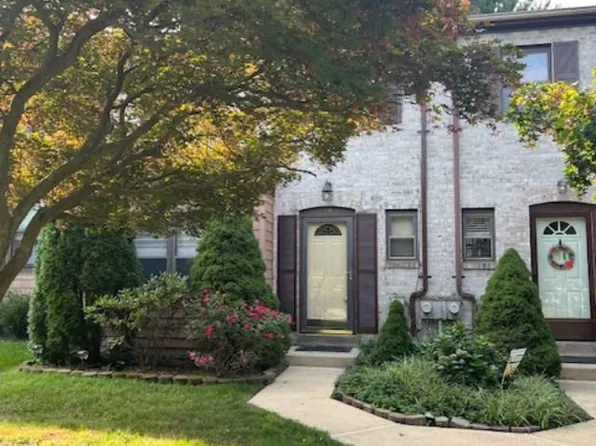 74 Bishop Dr, Aston, PA 19014