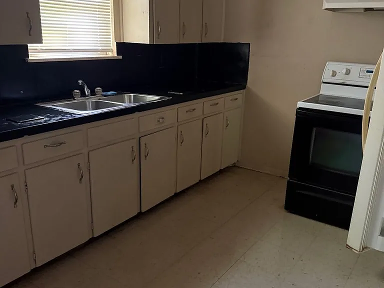 607 Curry Ave — Photo 3
