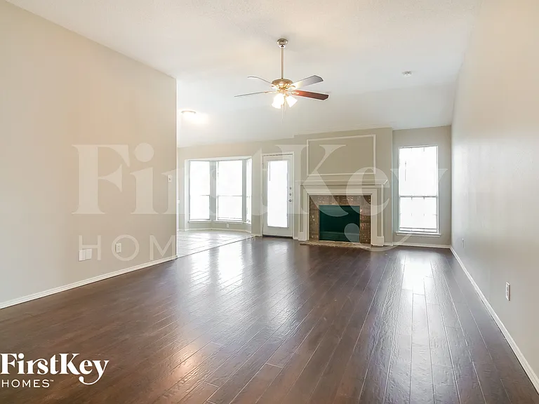 903 Hillwood Ct — Photo 2